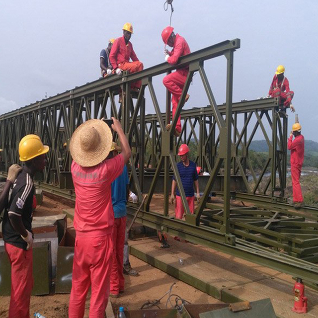 Puente Bailey en la ciudad de Nyingchi, Tíbet